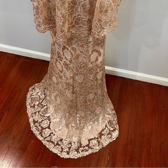 TADASHI SHOJI Peddle Gold Dorine Sequin Embroidered Cape Gown - Reemoly - Picture 15 of 17